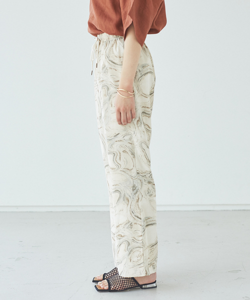 abahouse mavie（アバハウスマヴィ）の「【販売店舗限定】プリントパンツ（その他パンツ・レディース・グレー/アイボリー/スモークピンク・フリー）」の5枚目の写真