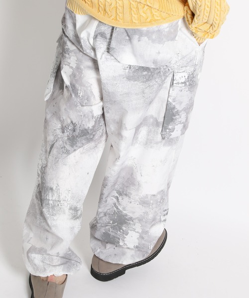 niko and...（ニコアンド）の「【8/19 ヒルナンデスOA放映アイテム】[UNSTUDIED]ペイントプリントカーゴパンツ（カーゴパンツ・メンズ・オフホワイト/カーキ・MEDIUM/LARGE）」の16枚目の写真