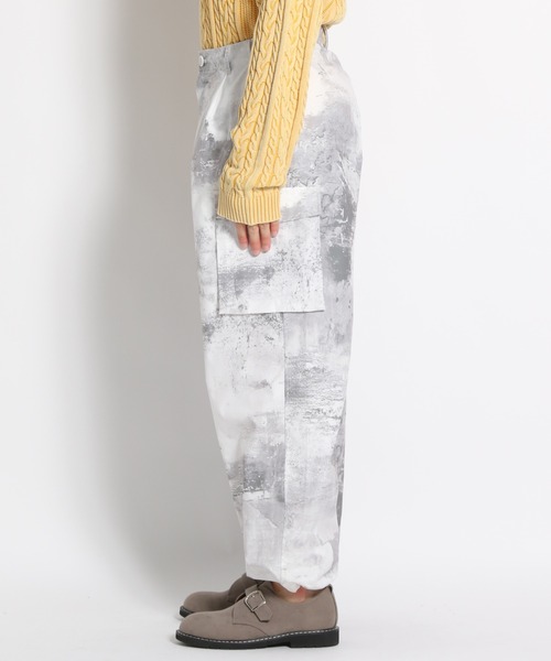 niko and...（ニコアンド）の「【8/19 ヒルナンデスOA放映アイテム】[UNSTUDIED]ペイントプリントカーゴパンツ（カーゴパンツ・メンズ・オフホワイト/カーキ・MEDIUM/LARGE）」の9枚目の写真