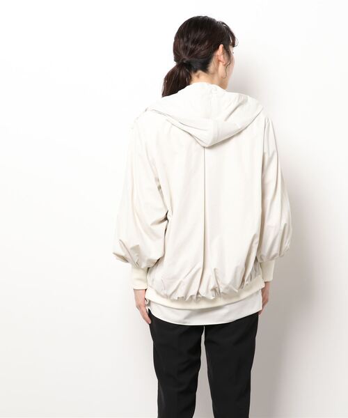 LUGIVA(ルギヴァ)の「蓄熱中綿キルト切り替えジャケット(マウンテンパーカー・レディース・ブラック/オフホワイト・M)」の4枚目の写真