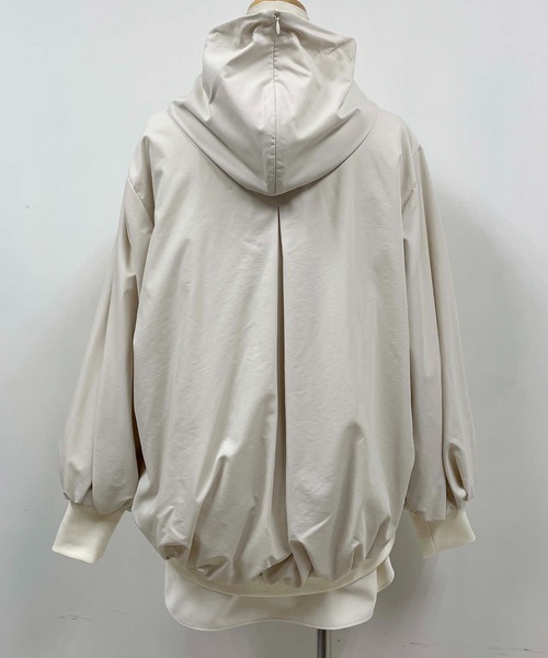 LUGIVA(ルギヴァ)の「蓄熱中綿キルト切り替えジャケット(マウンテンパーカー・レディース・ブラック/オフホワイト・M)」の9枚目の写真