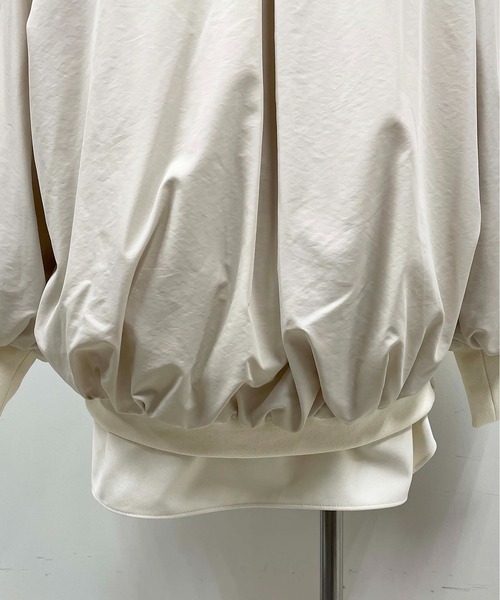 LUGIVA(ルギヴァ)の「蓄熱中綿キルト切り替えジャケット(マウンテンパーカー・レディース・ブラック/オフホワイト・M)」の15枚目の写真