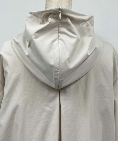 LUGIVA(ルギヴァ)の「蓄熱中綿キルト切り替えジャケット(マウンテンパーカー・レディース・ブラック/オフホワイト・M)」の11枚目の写真