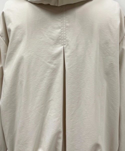 LUGIVA(ルギヴァ)の「蓄熱中綿キルト切り替えジャケット(マウンテンパーカー・レディース・ブラック/オフホワイト・M)」の13枚目の写真