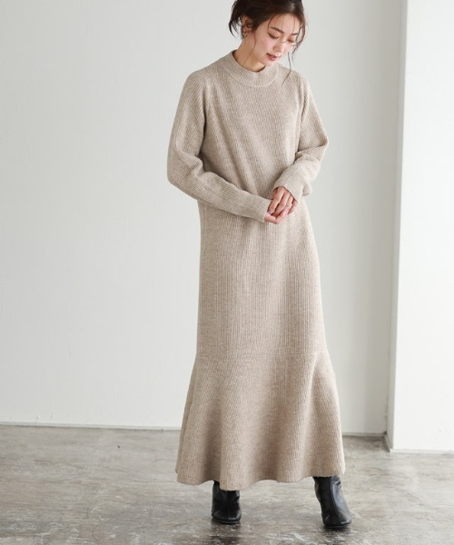Pierrot（ピエロ）の「ふんわりウォッシャブル裾切り替えプチハイネックニットワンピース（ワンピース・レディース・ネイビー/モカ/チャコール/ベージュ/ブラウン/グリーン/グレイッシュベージュ/ブルー・M/L）」の4枚目の写真