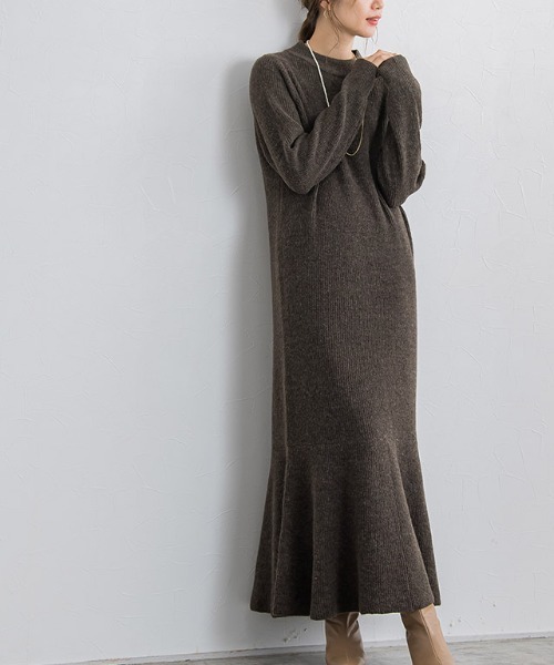 Pierrot（ピエロ）の「ふんわりウォッシャブル裾切り替えプチハイネックニットワンピース（ワンピース・レディース・ネイビー/モカ/チャコール/ベージュ/ブラウン/グリーン/グレイッシュベージュ/ブルー・M/L）」の2枚目の写真