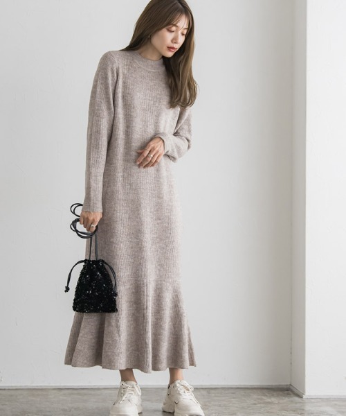 Pierrot（ピエロ）の「ふんわりウォッシャブル裾切り替えプチハイネックニットワンピース（ワンピース・レディース・ネイビー/モカ/チャコール/ベージュ/ブラウン/グリーン/グレイッシュベージュ/ブルー・M/L）」の5枚目の写真