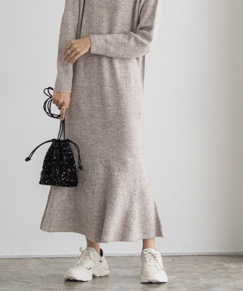 Pierrot（ピエロ）の「ふんわりウォッシャブル裾切り替えプチハイネックニットワンピース（ワンピース・レディース・ネイビー/モカ/チャコール/ベージュ/ブラウン/グリーン/グレイッシュベージュ/ブルー・M/L）」の11枚目の写真