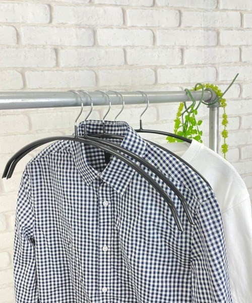 entre square(アントレスクエアー)の「メタルハンガー 5本セット すべりにくい 型崩れしない(ランドリーグッズ・レディース・ホワイト/ブラック・ONE SIZE)」の2枚目の写真