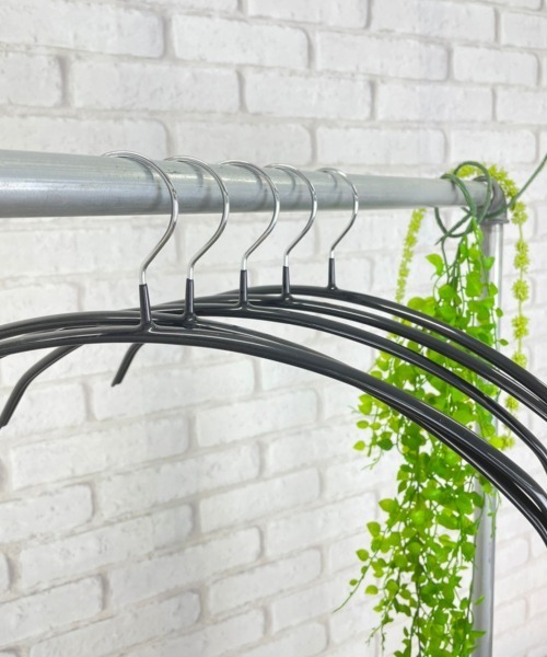 entre square(アントレスクエアー)の「メタルハンガー 5本セット すべりにくい 型崩れしない(ランドリーグッズ・レディース・ホワイト/ブラック・ONE SIZE)」の16枚目の写真