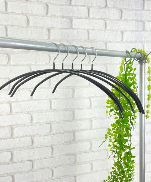 entre square(アントレスクエアー)の「メタルハンガー 5本セット すべりにくい 型崩れしない(ランドリーグッズ・レディース・ホワイト/ブラック・ONE SIZE)」の10枚目の写真