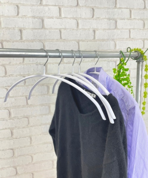entre square(アントレスクエアー)の「メタルハンガー 5本セット すべりにくい 型崩れしない(ランドリーグッズ・レディース・ホワイト/ブラック・ONE SIZE)」の11枚目の写真