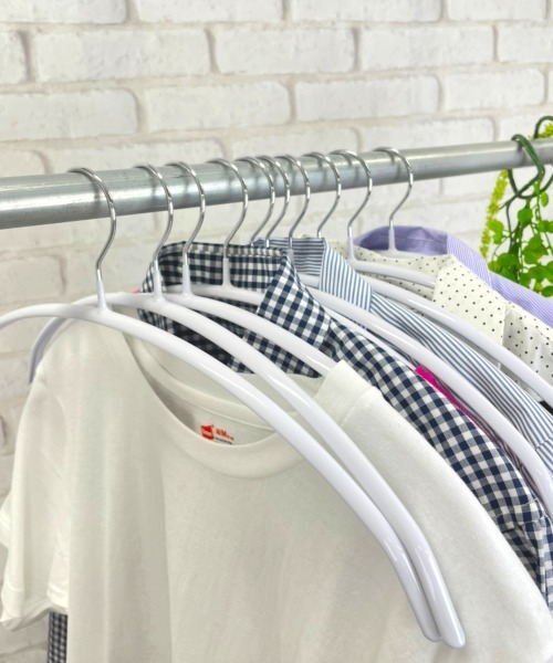 entre square(アントレスクエアー)の「メタルハンガー 5本セット すべりにくい 型崩れしない(ランドリーグッズ・レディース・ホワイト/ブラック・ONE SIZE)」の13枚目の写真