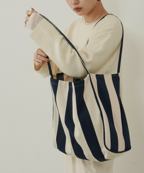 Aunt Marie's（アントマリーズ）の「ストライプオーバートートバッグ（トートバッグ・レディース・ブラック/ネイビー・FREE）」の2枚目の写真