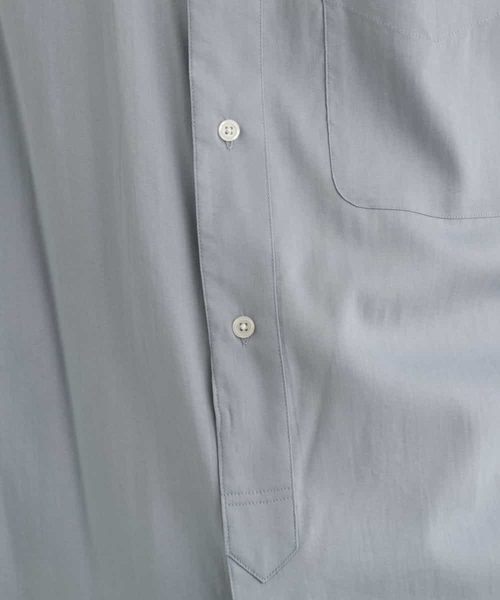 a.v.v（アーヴェヴェ）の「ロングシルエットバンドカラーシャツ（シャツ/ブラウス・メンズ・ライトグレー/ライトブルー・46/48）」の3枚目の写真