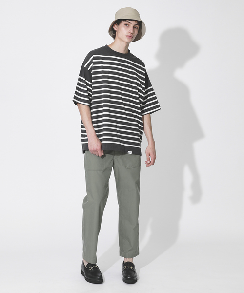 MONT KEMMEL（モンケメル）の「【MONTKEMMEL / モンケメル】別注 ボーダー オーバーサイズ クルーネック バスクTシャツ（Tシャツ/カットソー・メンズ・ブラック/カーキ/ブルー/スミクロ/グレイッシュブルー・46/48）」の8枚目の写真