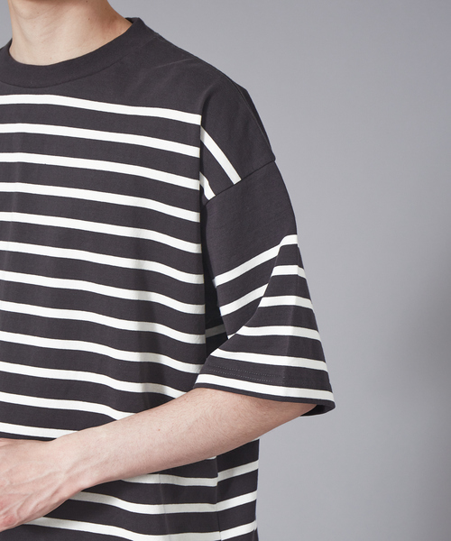 MONT KEMMEL（モンケメル）の「【MONTKEMMEL / モンケメル】別注 ボーダー オーバーサイズ クルーネック バスクTシャツ（Tシャツ/カットソー・メンズ・ブラック/カーキ/ブルー/スミクロ/グレイッシュブルー・46/48）」の14枚目の写真