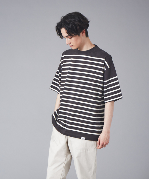 MONT KEMMEL（モンケメル）の「【MONTKEMMEL / モンケメル】別注 ボーダー オーバーサイズ クルーネック バスクTシャツ（Tシャツ/カットソー・メンズ・ブラック/カーキ/ブルー/スミクロ/グレイッシュブルー・46/48）」の22枚目の写真