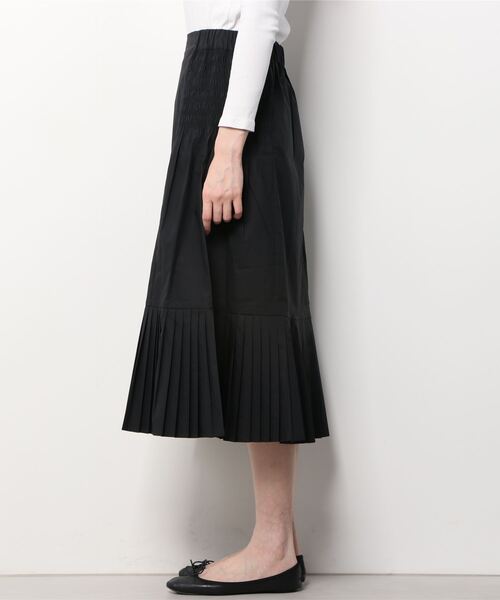 MAISON SCOTCH(メゾンスコッチ)の「スモック プリーツスカート【164805】(スカート・レディース・ブラック・X-SMALL/SMALL)」の2枚目の写真