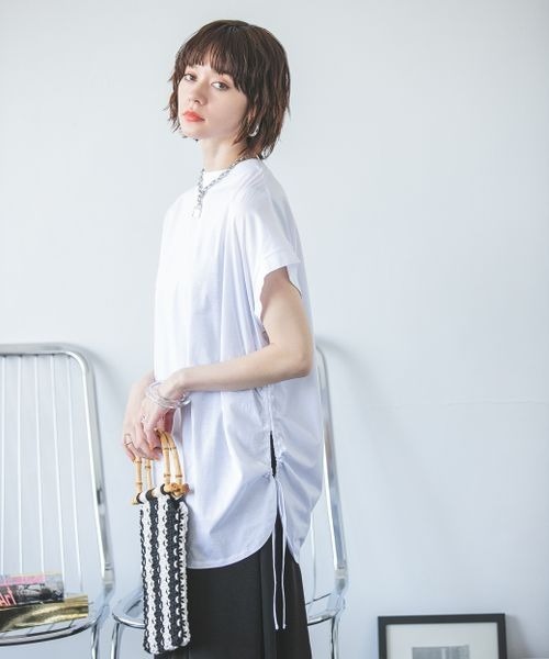 JEANASIS（ジーナシス）の「シャロークルーネックサイドドロストTEE/288337（Tシャツ/カットソー・レディース・オフホワイト/ブラック/グリーン・FREE）」の2枚目の写真