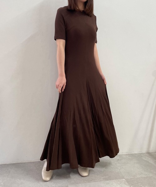 ADIRA(アディラ)の「デコルテオープンカットワンピ(ワンピース・レディース・ブラウン/ブラック・MEDIUM)」の1枚目の写真