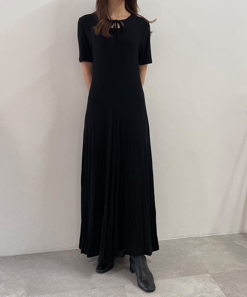 ADIRA(アディラ)の「デコルテオープンカットワンピ(ワンピース・レディース・ブラウン/ブラック・MEDIUM)」の2枚目の写真