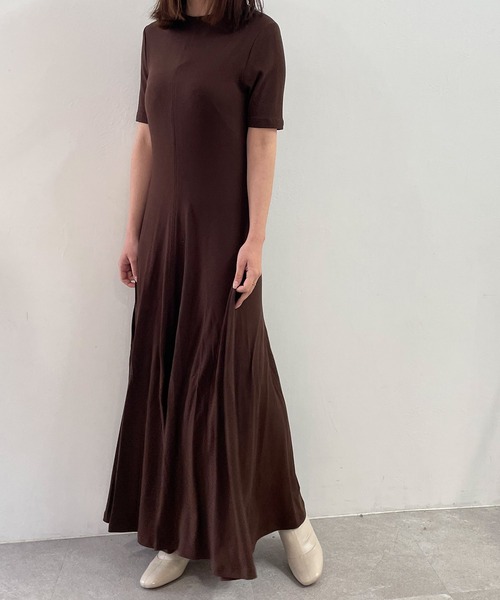 ADIRA(アディラ)の「デコルテオープンカットワンピ(ワンピース・レディース・ブラウン/ブラック・MEDIUM)」の6枚目の写真