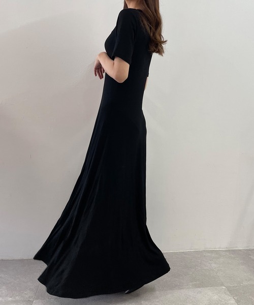 ADIRA(アディラ)の「デコルテオープンカットワンピ(ワンピース・レディース・ブラウン/ブラック・MEDIUM)」の4枚目の写真