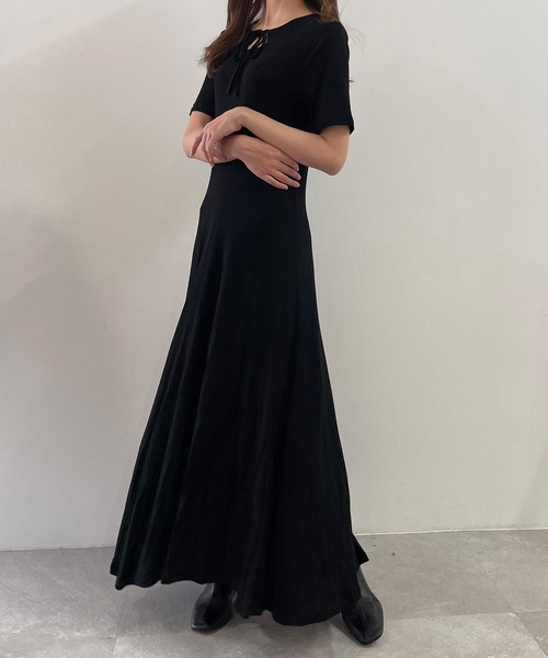 ADIRA(アディラ)の「デコルテオープンカットワンピ(ワンピース・レディース・ブラウン/ブラック・MEDIUM)」の12枚目の写真