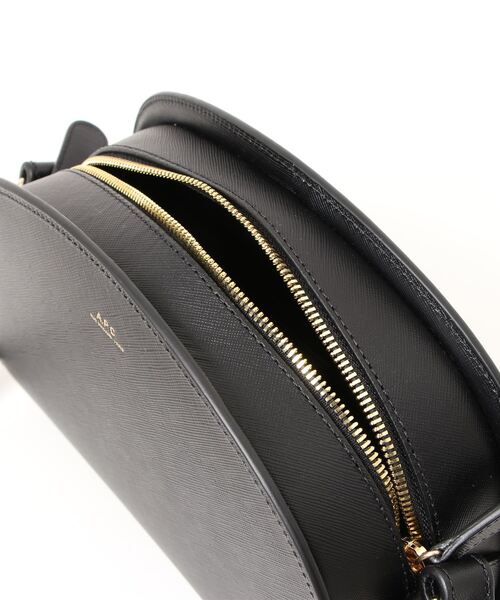 A.P.C.(アーペーセー)の「SAC DEMI-LUNE(ショルダーバッグ・レディース・ブラック・ONESIZE)」の4枚目の写真