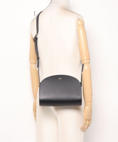 A.P.C.(アーペーセー)の「SAC DEMI-LUNE(ショルダーバッグ・レディース・ブラック・ONESIZE)」の5枚目の写真