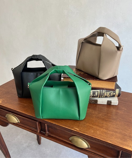 Chez toi（シェトワ）の「フォルドハンドル2WAYショルダー（ショルダーバッグ・レディース・ブラック/グリーン/モカ・00）」の3枚目の写真