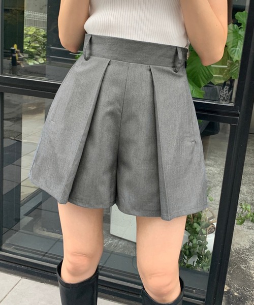 オリーブ色 プリーツ ショートパンツ ベルト付き オリーブ色 プリーツ ショートパンツ ベルト付き