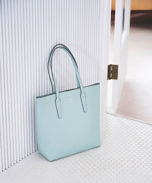 & chouette(アンドシュエット)の「縦型シンプルトート(トートバッグ・レディース・ブラック/グレイッシュベージュ/オフホワイト/ピンク/キャメル/ミント/ラベンダー/ダークブルー・FREE)」の1枚目の写真