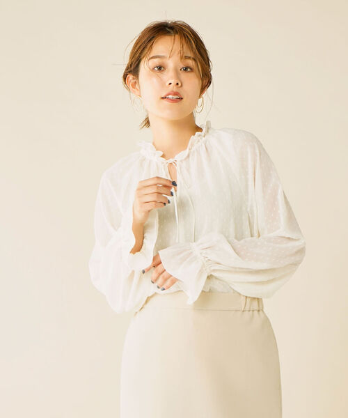 NOLLEY’S（ノーリーズ）の「2WAY衿フリルブラウス（シャツ/ブラウス・レディース・オフホワイト/ブラック・38）」の2枚目の写真