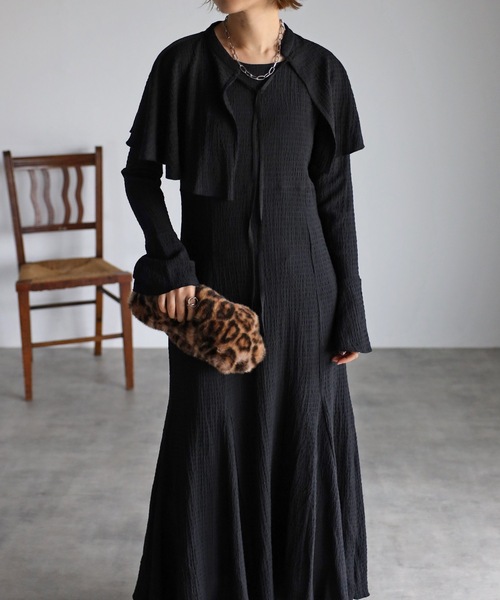 UNFIELD（アンフィールド）の「【UNFIELD】ケープ付カットジャガードワンピース（ワンピース・レディース・ベージュ/ブラック・FREE）」の2枚目の写真