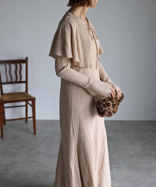 UNFIELD（アンフィールド）の「【UNFIELD】ケープ付カットジャガードワンピース（ワンピース・レディース・ベージュ/ブラック・FREE）」の3枚目の写真