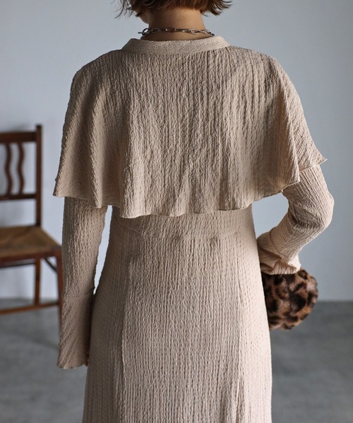 UNFIELD（アンフィールド）の「【UNFIELD】ケープ付カットジャガードワンピース（ワンピース・レディース・ベージュ/ブラック・FREE）」の4枚目の写真