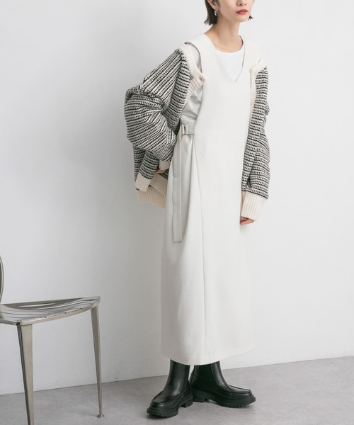 KBF（ケイビーエフ）の「サイドベルトVネックジャンパースカート（ワンピース・レディース・ブラック/アイボリー/モカ・ONE）」の2枚目の写真