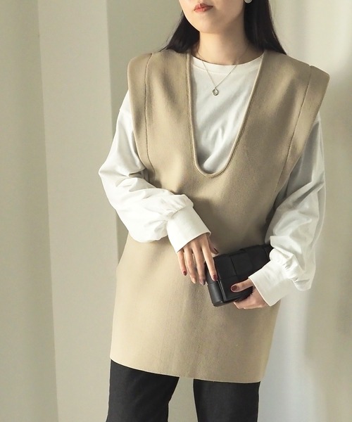 Riberry（リベリー）の「深Uネックニットベスト（ベスト・レディース・ベージュ/ブラック・MEDIUM）」の3枚目の写真