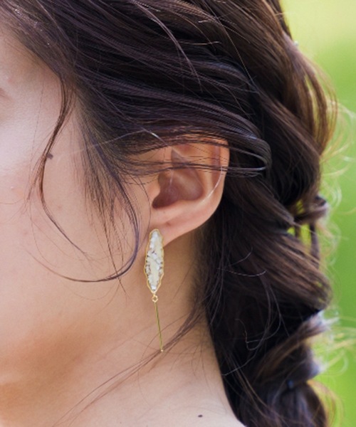 The Rule(ザルール)の「The Rule ザルール : Nacre pieced earring : パール ピアス(ピアス(両耳用)・レディース・ホワイト/グリーン/ブラウン・FREE)」の1枚目の写真