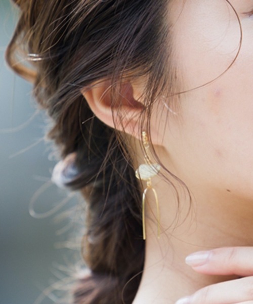 The Rule(ザルール)の「The Rule ザルール : Nacre pieced earring : パール ピアス(ピアス(両耳用)・レディース・ホワイト/グリーン/ブラウン・FREE)」の4枚目の写真
