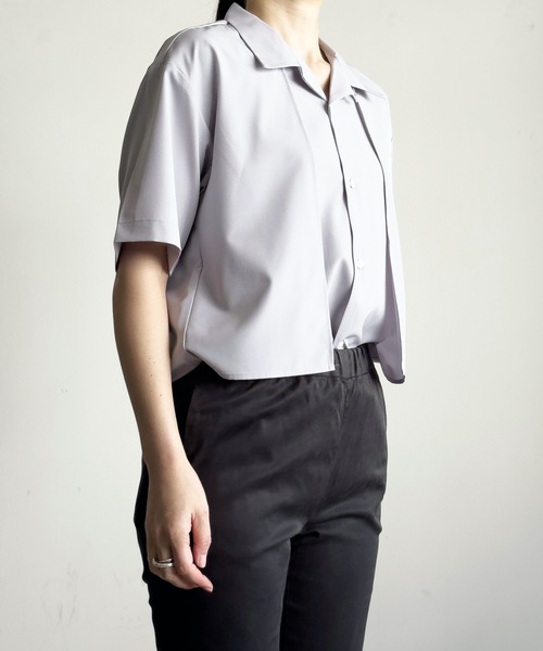 COMMON WARE(コモンウェアー)の「COMMONWARE:ポリエステルストレッチ フラシ トレンチ オープンカラー シャツS/S(シャツ/ブラウス・レディース・ホワイト/グレー/ブラック・L/XL/M)」の3枚目の写真