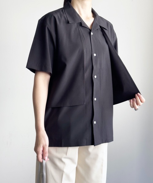 COMMON WARE(コモンウェアー)の「COMMONWARE:ポリエステルストレッチ フラシ トレンチ オープンカラー シャツS/S(シャツ/ブラウス・レディース・ホワイト/グレー/ブラック・L/XL/M)」の2枚目の写真