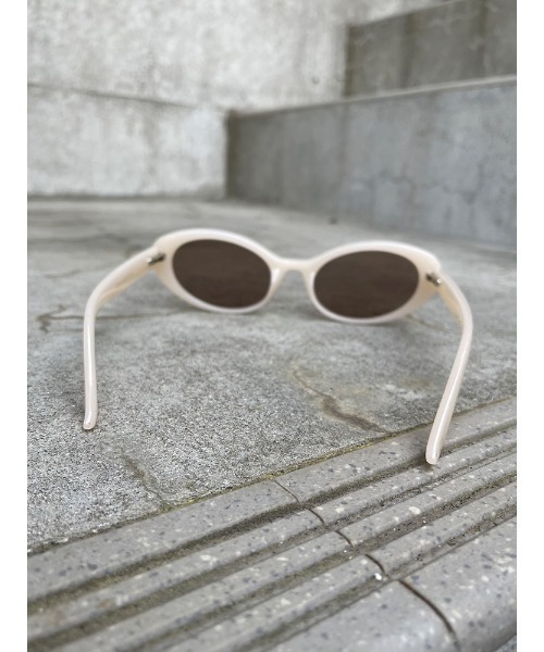 ENVYM（アンビー）の「オーバルサングラス（サングラス・レディース・アイボリー/ブラック・FREE）」の4枚目の写真