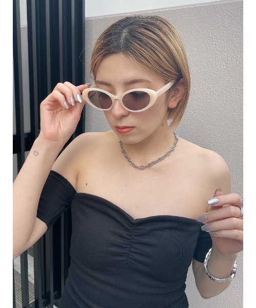 ENVYM（アンビー）の「オーバルサングラス（サングラス・レディース・アイボリー/ブラック・FREE）」の6枚目の写真