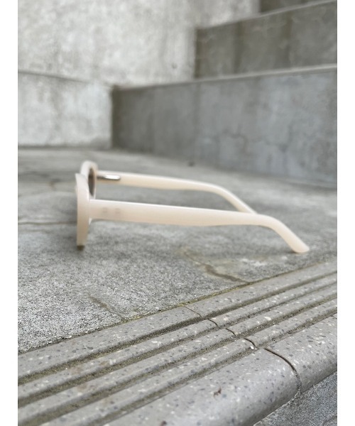 ENVYM（アンビー）の「オーバルサングラス（サングラス・レディース・アイボリー/ブラック・FREE）」の3枚目の写真