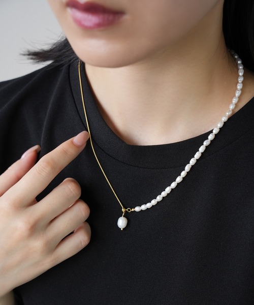 IAMUSE(アイアミューズ)の「金属アレルギー対応 スネークチェーンパールネックレス S1013【IAMUSE】(ネックレス・レディース・ゴールド・FREE)」の4枚目の写真