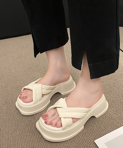shopnikoniko(ショップニコニコ)の「クロスベルト プラットフォーム 厚底サンダル(サンダル・レディース・ブラック/ホワイト・36/35/39/40/37/38)」の7枚目の写真
