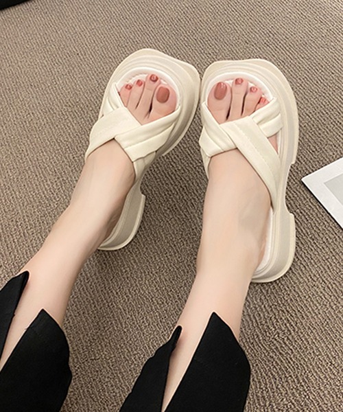 shopnikoniko(ショップニコニコ)の「クロスベルト プラットフォーム 厚底サンダル(サンダル・レディース・ブラック/ホワイト・36/35/39/40/37/38)」の5枚目の写真
